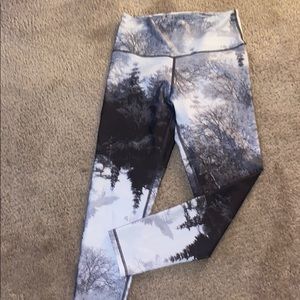 Aerie move pattern leggings